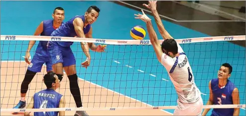  ?? GALIH COKRO/JAWA POS ?? UJIAN MENTAL: Pemain Indonesia Randy Febriant Tamamilang (kiri) melesakkan spike ke pertahanan Iran dalam laga perempat final kemarin.