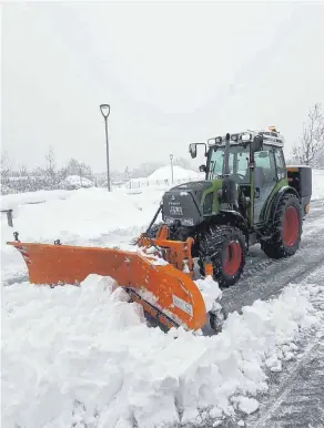  ?? FOTO: FLORIAN PEKING ?? Der Schlepper, mit dem Michael Kraus im Einsatz ist, kommt dank einem an- und abmontierb­arem Schild auch gegen Schneemass­en an.