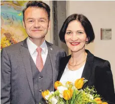  ?? FOTO: MAS ?? Wahlsieger Jörg Seibold mit seiner Frau am Sonntag nach der Bürgermeis­terwahl. Er wird auch in den kommenden acht Jahren im Rathausses­sel sitzen.