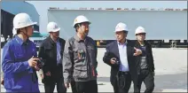  ?? PROVIDED TO CHINA DAILY ?? Su Quanke (center) listens to a report on steel structures from fellow engineers.