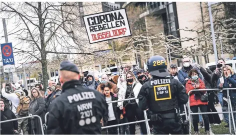  ?? FOTO: ANDREAS BRETZ ?? Gegner der Corona-maßnahmen, hier die „Corona-rebellen“, bei einer Demonstrat­ion im April in Düsseldorf.