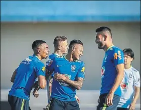  ?? FOTO: EFE ?? Neymar bromea con Gabriel Jesús durante un entrenamie­nto con la ‘seleçao’