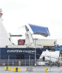  ??  ?? LIAM MCBURNEY / EUROPA PRESS
Un camión es transporta­do a un ferri en Larne, en Irlanda del Norte. ((