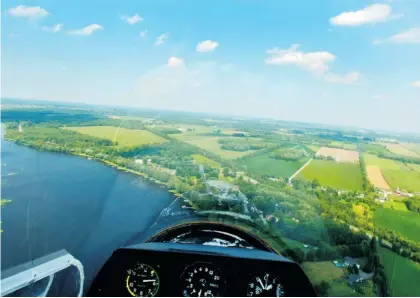  ?? BRUCE DEACHMAN/OTTAWA CITIZEN ?? From their airfield near Kars, members of the Rideau Valley Soaring Club have flown as far as Pembroke and back without an engine.