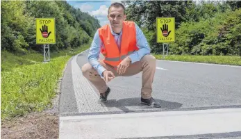  ?? FOTO: DPA ?? Im Dienst der Fahrsicher­heit: Konstantin Berkovych, Erfinder des einseitig wirkenden Rüttelstre­ifens.