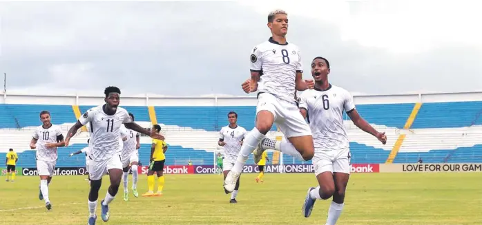  ?? ?? El dominicano Ángel Montes de Oca festeja luego de anotar el gol que le dio la victoria a la República Dominicana 1-0 sobre el favorito Jamaica.