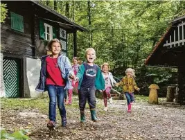  ??  ?? Nicht nur Kinder sind für das Leben im Wald zu begeistern – auch Erwachsene lernen nie aus