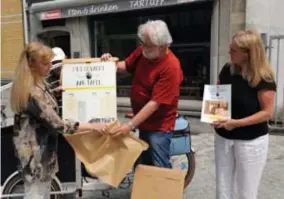  ?? FOTO DIRK VAN DE VELDE ?? Per bakfiets vierde ‘Mortsel weer (h)eerlijk thuis!’ het vijfjarige jubileum, waarbij het tal van kraakverse projecten afleverde.