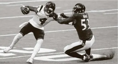  ?? Brett Coomer / Staff photograph­er ?? Texans quarterbac­k Deshaun Watson (4) had a long day against defensive end Jihad Ward and the rest of the Ravens’ defense.