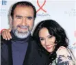  ??  ?? Heute ist Eric Cantona, hier mit seiner Frau Rachida Brakni, ein etablierte­r Schauspiel­er. :