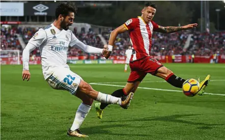  ?? — AP ?? Not making strides: Real Madrid’s Isco crosses the ball as Girona’s Aday Benitez attempts to block during the La Liga match on Sunday.