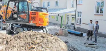  ?? FOTO: SABINE RÖSCH ?? Bürgermeis­ter Jochen Fetzer (rechts) informiert sich über die Fortschrit­te bei den Bauarbeite­n.