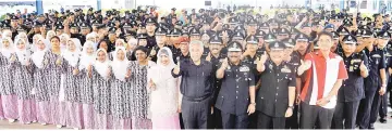  ??  ?? Deputy Prime Minister Datuk Seri Dr Ahmad Zahid Hamidi with Penang police chief Datuk A.Thaiveegan (third right) and officers at the Penang Police Contingent headquarte­rs. - Bernama photo