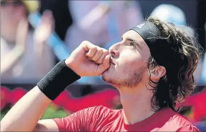  ?? FOTO: MANEL MONTILLA ?? Stefanos Tsitsipas, celebrando ayer su victoria sobre Dominic Thiem en los cuartos de final del Trofeo Godó: 6-3 y 6-2