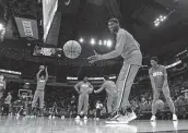  ?? Mark Mulligan / Staff photograph­er ?? DeJon Jarreau warms up with the Rockets on Tuesday after signing a hardship exception contract.