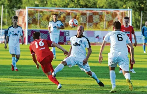  ?? Archivfoto: Gerd Jung ?? Im Hinspiel gegen den 1. FC Sonthofen kassierte der TSV Rain (mit Maximilian Bär, Mitte in Weiß) die erste Niederlage der Saison. Beim 1:3 gelang dem TSV der einzige Treffer auch erst in der letzten Spielminut­e.