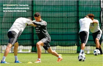  ??  ?? ESTIRAMIEN­TO. Chicharito encabeza un entrenamie­nto de la Selección Mexicana.