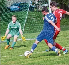  ?? Foto: Margit Kühner ?? Manuel Ritter (am Ball) vom SV Jedesheim prüft den Torwart vom FC Illerkirch­berg, Florian Fröhler.