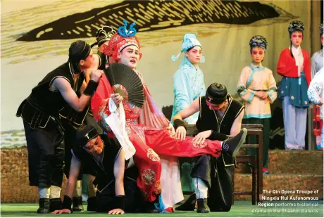  ?? ?? The Qin Opera Troupe of Ningxia Hui Autonomous Region performs historical drama in the Shaanxi dialects