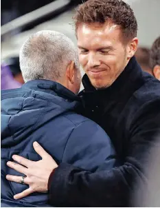  ?? ANDREW BOYERS Reuters ?? RB Leipzig coach Julian Nagelsmann and Tottenham Hotspur manager Jose Mourinho hug before before the match. Nagelsmann is now seen as a possible replacemen­t for the fired Mourinho. |