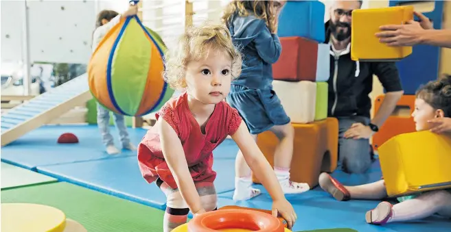  ??  ?? Ob Betreuung von Kindern, von alten oder kranken Menschen: Den monetären Spielraum für die Rahmenbedi­ngungen geben die Länder vor.