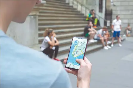  ?? Courtesy of LG Electronic­s ?? An LG G7 ThinQ user looks at a street map on the LG G7 smartphone, which also offers “Super Bright Mode” to increase outdoor visibility.