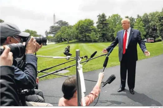  ?? YURI GRIPAS / EFE ?? Donald Trump, presidente de EEUU, comparece ante los medios antes de viajar ayer hacia Detroit.