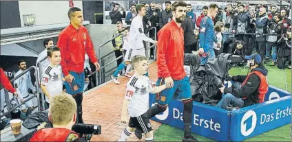  ?? FOTO: JAG SIRVENT ?? Piqué y Ter Stegen, en primer plano, coincidier­on en el amistoso entre Alemania y España, la pasada semana