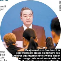  ??  ?? Des journalist­es écoutaient la conférence de presse du ministre des Affaires étrangères chinois Wang Yi hier en marge de la session annuelle de l’assemblée populaire nationale.