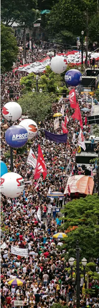  ?? Eduardo Anizelli/Folhapress ?? Protesto de servidores em frente à Câmara Municipal de São Paulo na tarde desta terça