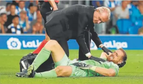  ?? // EFE ?? Jan Oblak, atendido sobre el césped del Reale Arena tras recibir un golpe en el muslo