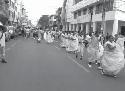  ??  ?? CONMEMORAC­IÓN. Con el pregón institucio­nal empezó sus festividad­es por los 50 años, Bodas de Oro, la unidad educativa Carlos Concha Torres.