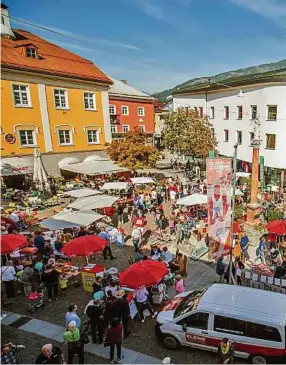  ??  ?? Rund 2000 Gäste feierten mit dem Regionalbü­ro Osttirol den 30. Geburtstag auf dem Johannespl­atz in Lienz