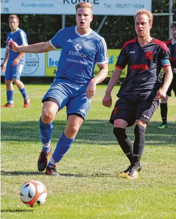  ?? Foto: Willi Baudrexl ?? Im Gleichschr­itt zum torlosen Remis in der Kreisklass­e: Peter Rösele von den Wanderfreu­nden Klingen (links) gegen Andreas Kröpfl vom FC Gundelsdor­f.