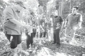  ?? — Gambar Bernama ?? LAWATAN: Takiyuddin (tengah) melihat penderia getaran ketika mengadakan lawatan di Tapak Perintis Pembanguna­n Sistem Amaran Awal Bencana Geologi Aliran (EWS) di Jerai Geopark Titi Hayun, Yan semalam. Turut sama Ketua Pengarah Jabatan Mineral dan Geosains Malaysia Hisamuddin Termidi (dua kiri), Exco Industri dan Pelaburan Negeri Datuk Wira Dr Ku Abdul Rahman Ku Ismail (dua kanan) dan Exco Perumahan, Alam Sekitar, Perpaduan, Hal Ehwal Masyarakat Cina dan Siam Negeri Dr Robert Ling Kui Ee (kiri). Projek ini dibangunka­n berikutan berlakunya tragedi bencana geologi aliran puing pada 18 Ogos 2021.