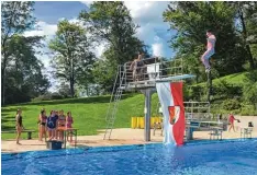  ?? Foto: Michael Kalb ?? Bei nur 15 Grad „warmem“Wasser sprangen hart gesottene Besucher und Wasser wachtler ein letztes Mal ins Becken des Waldfreiba­ds.