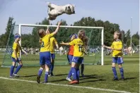  ?? FOTO: TIMO KARI ?? Stadi Cup samlar över 6 000 spelare och mer än 1 700 matcher spelas. Det är fest för vänner av fotboll den här veckan. Här kör Sibbo-Vargarnas tjejer födda 2012 sin ritual före match.