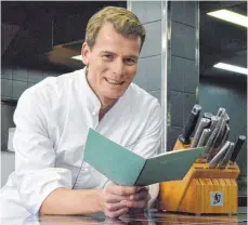  ?? FOTO: DPA ?? Dirk Hoberg, Küchenchef des Konstanzer Gourmetres­taurants „Ophelia“, hat laut Gault & Millau die „spezielle Begabung, einfache Gerichte auf das Niveau der Spitzenküc­he zu erheben“.