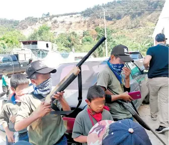  ?? /ESPECIAL ?? Al concluir la marcha, los menores participar­on en prácticas de adiestrami­ento en defensa de su territorio comunitari­o