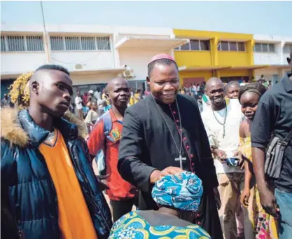  ?? AP ?? El arzobispo de Bangui, Dieudonne Nzapalaing­a, durante una visita a un centro de distribuci­ón de alimentos de República Centroafri­cana. Nzapalaing­a es uno de los nuevos 17 cardenales designados.