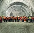  ?? ?? Foto di gruppo
Alcuni degli operai e i tecnici che ieri mattina hanno abbattuto l’ultimo diaframma della galleria tra Malo e Castelgomb­erto della superstrad­a Pedemontan­a