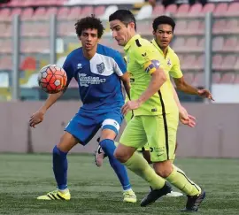  ??  ?? St.Andrew’s captain Joseph Farrugia followed by Tarxien’s Marcelina. Photos: Michael Camilleri