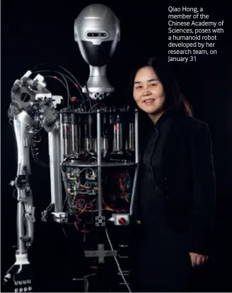  ?? ?? Qiao Hong, a member of the Chinese Academy of Sciences, poses with a humanoid robot developed by her
nd research team, on January 31