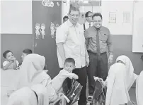  ?? — Gambar Bernama ?? LAWAT: Saifuddin (berdiri kiri) mengadakan lawatan di Pusat Pendidikan Rohingya Klang dekat Klang, semalam. Turut hadir Guru Besar Pusat Pendidikan Rohingya Klang Muhammad Ammar Kasno (berdiri kanan).