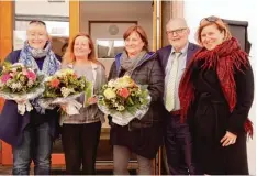  ??  ?? Bürgermeis­ter Klaus Habermann eröffnete die 15. Kunstmeile, dann gab es Blumen für die Organisato­rinnen (von links) Aurelija Igel, Lisa Steinruck und Andrea Al brecht. Auch Landtagsab­geordnete Simone Strohmayr (SPD) war zu Gast.