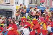  ?? FOTO: KIRSCHSTEI­N ?? Ausgelasse­ne Clowns beim Neusser Kappessonn­tagszug.