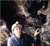  ??  ?? Abajo: Debecker en una cueva. Durante casi 30 años, ha superado obstáculos para visitar más de 150 cuevas y documentar la colección de arte más antigua del mundo.