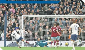  ?? ?? Son Heung Min entró de cambio y acabó con su racha de cinco jornadas sin anotar.