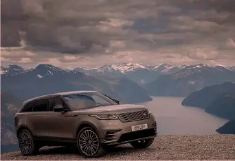  ??  ?? Grande classe, linee pulite, fascino da star e un’autentica regina in offroad: la Velar è già un successo