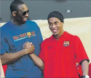  ?? FOTO: E. OMEDES ?? Ronaldinho, con el mito NBA Kobe Bryant durante la gira del Barça por EE.UU. en 2006